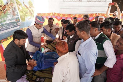 farmer-meeting-csr-handbag-distribution